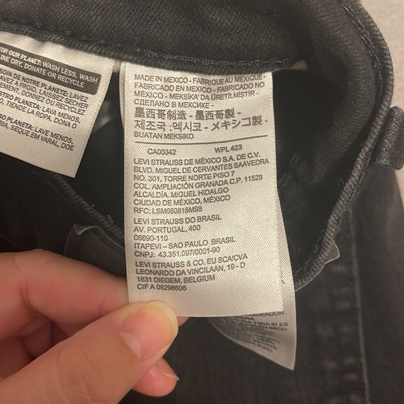 Cute black Levi’s 501 shorts, I would say it’s pretty high rise - Picture 5 of 7